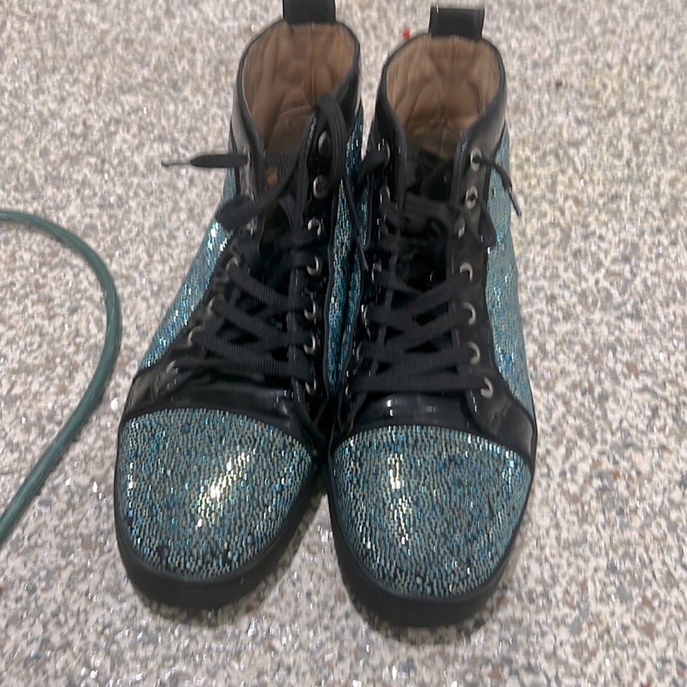 Shoes for sell missing emblem on the side of shoes